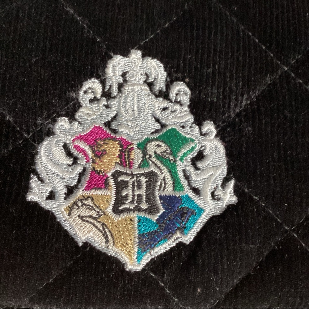 SOLD……..Vera Bradley Harry Potter RFID Black Hogwarts Zippered Travel Wristl - Picture 3 of 12